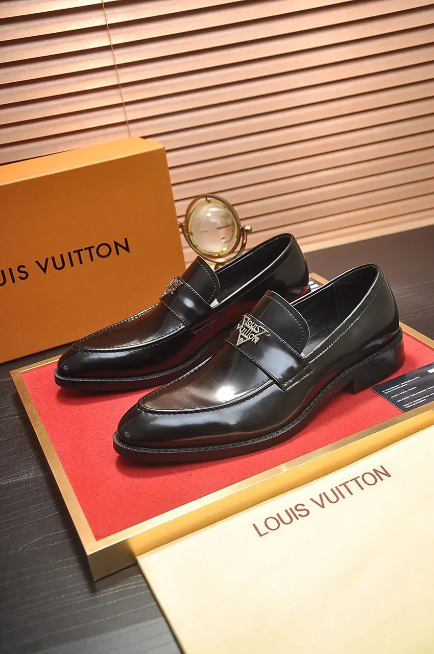Men's men's shoes 💰460💶 [LV] (all high-end sheep lining) 🍀LV's latest genuine leather business suit shoes are launched simultaneously on the official website. The first-layer cowhide imported from Italy is made of heavy gold, 💥official website 1:1 rubber outsole. Versatile to wear, high-end without losing class, and the color combination is extraordinary. This four-season style is alluring when worn on your feet, showing off your big-name flair. Standard code 38-45 (45 customized)